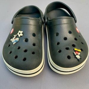 Crocs Unisex Crocband Clog with Strap Jibbitz Charms Black Sz. M4/ W6